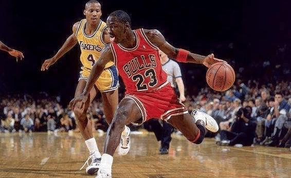 篮球地位历史位号是哪个_篮球位号在那个位置_篮球1号位历史地位是